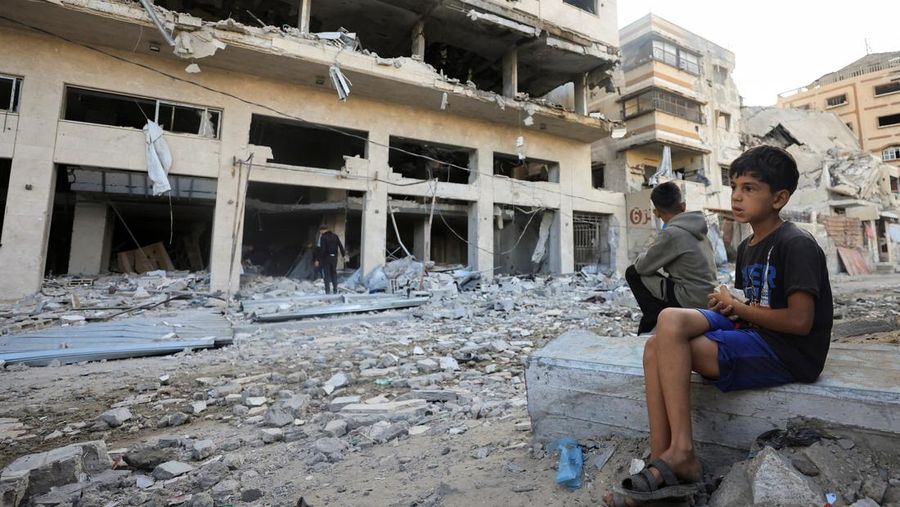 Warga Palestina memeriksa lokasi serangan udara Israel terhadap sebuah bangunan tempat tinggal pada hari Jumat, di Kota Gaza, 16 Mei 2026.