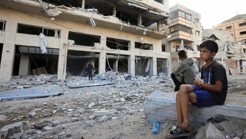Warga Palestina memeriksa lokasi serangan udara Israel terhadap sebuah bangunan tempat tinggal pada hari Jumat, di Kota Gaza, 16 Mei 2026.
