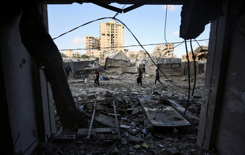 Api berkobar di sebuah apartemen tempat tinggal setelah penembakan oleh Israel, menurut Kementerian Kesehatan, di Kota Gaza, 15 Mei 2026. (REUTERS/Dawoud Abu Alkas)