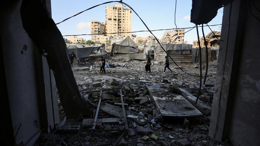 Warga Palestina memeriksa lokasi serangan udara Israel terhadap sebuah bangunan tempat tinggal pada hari Jumat, di Kota Gaza, 16 Mei 2026.