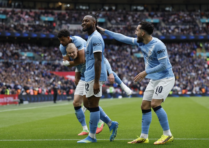 Para pemain dan staf Manchester City merayakan kemenangan dengan trofi Piala FA usai final melawan Chelsea FC di Stadion Wembley, Sabtu (16/5/2026). (Images via Reuters/Peter Cziborra)
