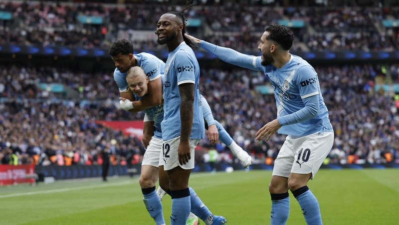 Antoine Semenyo merayakan gol pertama Manchester City bersama Rayan Cherki saat menghadapi Chelsea FC pada final Piala FA di Stadion Wembley, Sabtu (16/5/2026). (Images via Reuters/Peter Cziborra)