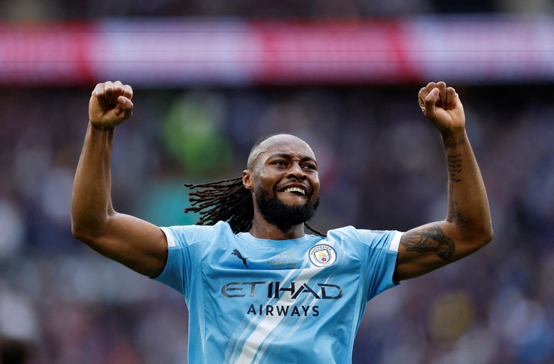 Para pemain dan staf Manchester City merayakan kemenangan dengan trofi Piala FA usai final melawan Chelsea FC di Stadion Wembley, Sabtu (16/5/2026). (Images via Reuters/Peter Cziborra)