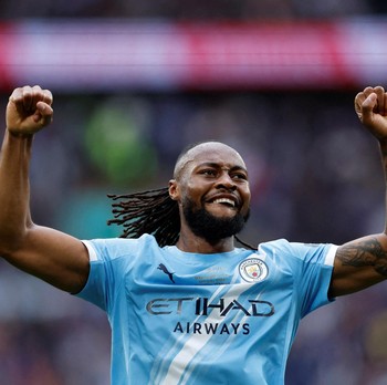 Antoine Semenyo merayakan gol pertama Manchester City.