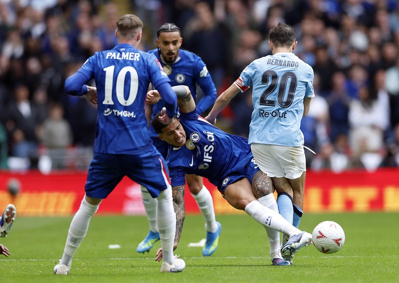 Para pemain dan staf Manchester City merayakan kemenangan dengan trofi Piala FA usai final melawan Chelsea FC di Stadion Wembley, Sabtu (16/5/2026). (Images via Reuters/Peter Cziborra)