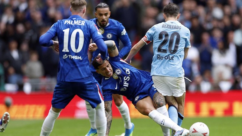 Enzo Fernandez dari Chelsea FC beraksi menghadapi Bernardo Silva dari Manchester City pada final Piala FA di Stadion Wembley, Sabtu (16/5/2026).
