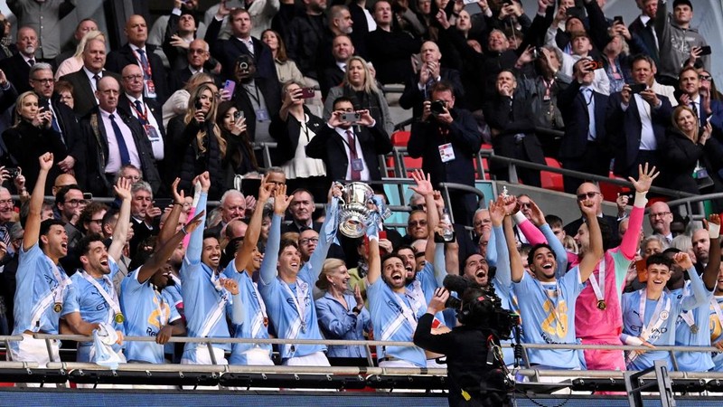 John Stones dan Bernardo Silva merayakan keberhasilan Manchester City mengangkat trofi Piala FA bersama rekan setim usai final melawan Chelsea FC di Stadion Wembley, Sabtu (16/5/2026).
