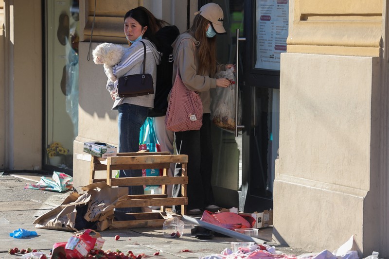 Polisi melakukan penyelidikan di lokasi kejadian setelah beberapa orang terluka ketika sebuah mobil menabrak pejalan kaki di pusat kota Modena, Italia utara, 16 Mei 2026. (REUTERS/Stringer)