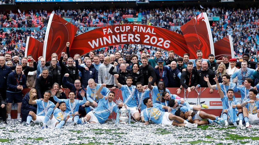Para pemain dan staf Manchester City merayakan kemenangan dengan trofi Piala FA usai final melawan Chelsea FC di Stadion Wembley, Sabtu (16/5/2026). (Images via Reuters/Peter Cziborra)