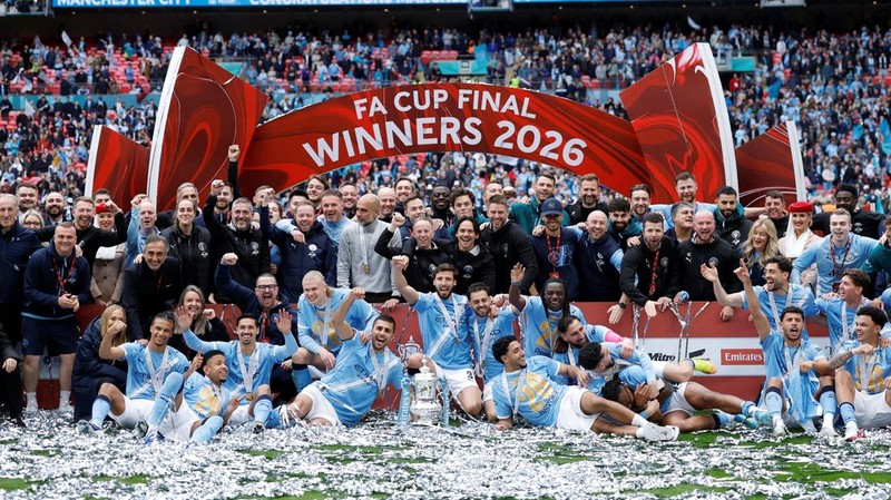 Para pemain dan staf Manchester City merayakan kemenangan dengan trofi Piala FA usai final melawan Chelsea FC di Stadion Wembley, Sabtu (16/5/2026). (Images via Reuters/Peter Cziborra)