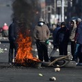 Para pengunjuk rasa berdiri di samping ban yang terbakar saat mereka berdemonstrasi menentang pemerintahan Presiden Rodrigo Paz di tengah krisis ekonomi dan bahan bakar yang sedang berlangsung, di El Alto, Bolivia, 16 Mei 2026. (REUTERS/Claudia Moral