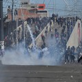 Para pengunjuk rasa berlari melewati gas air mata saat mereka berdemonstrasi menentang pemerintahan Presiden Rodrigo Paz di tengah krisis ekonomi dan bahan bakar yang sedang berlangsung di El Alto, Bolivia, 16 Mei 2026. (REUTERS/Claudia Morales)