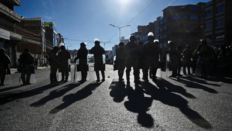 Para petugas polisi militer beristirahat setelah bentrokan saat para pengunjuk rasa berdemonstrasi menentang pemerintahan Presiden Rodrigo Paz di tengah krisis ekonomi dan bahan bakar yang sedang berlangsung, di El Alto, Bolivia, 16 Mei 2026.