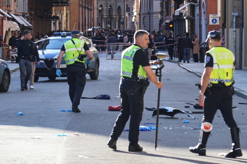 Polisi melakukan penyelidikan di lokasi kejadian setelah beberapa orang terluka ketika sebuah mobil menabrak pejalan kaki di pusat kota Modena, Italia utara, 16 Mei 2026. (REUTERS/Stringer)
