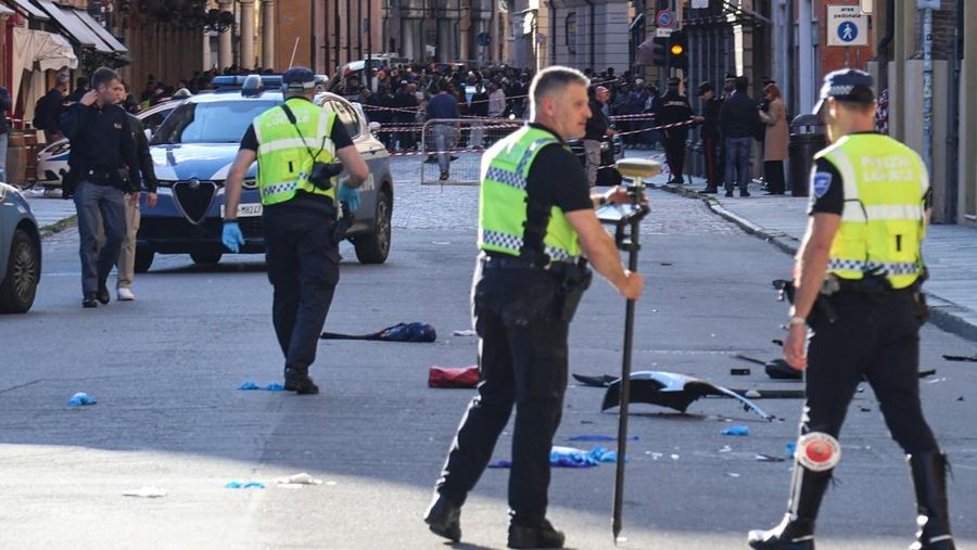 Petugas polisi bekerja di lokasi kejadian setelah beberapa orang terluka ketika sebuah mobil menabrak pejalan kaki di pusat kota Modena, Italia utara, 16 Mei 2026.