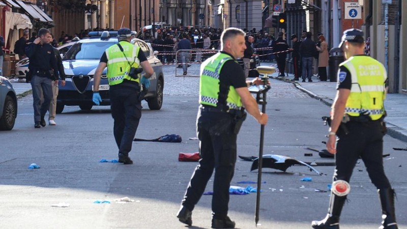 Petugas polisi bekerja di lokasi kejadian setelah beberapa orang terluka ketika sebuah mobil menabrak pejalan kaki di pusat kota Modena, Italia utara, 16 Mei 2026.