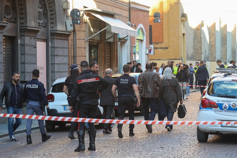 Polisi melakukan penyelidikan di lokasi kejadian setelah beberapa orang terluka ketika sebuah mobil menabrak pejalan kaki di pusat kota Modena, Italia utara, 16 Mei 2026. (REUTERS/Stringer)