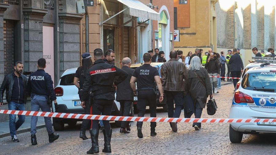 Petugas polisi bekerja di lokasi kejadian setelah beberapa orang terluka ketika sebuah mobil menabrak pejalan kaki di pusat kota Modena, Italia utara, 16 Mei 2026.
