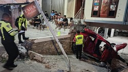 Mobil Tabrak Pembatas Jalan hingga Terbalik di Kupang, Perempuan Bandung Tewas
