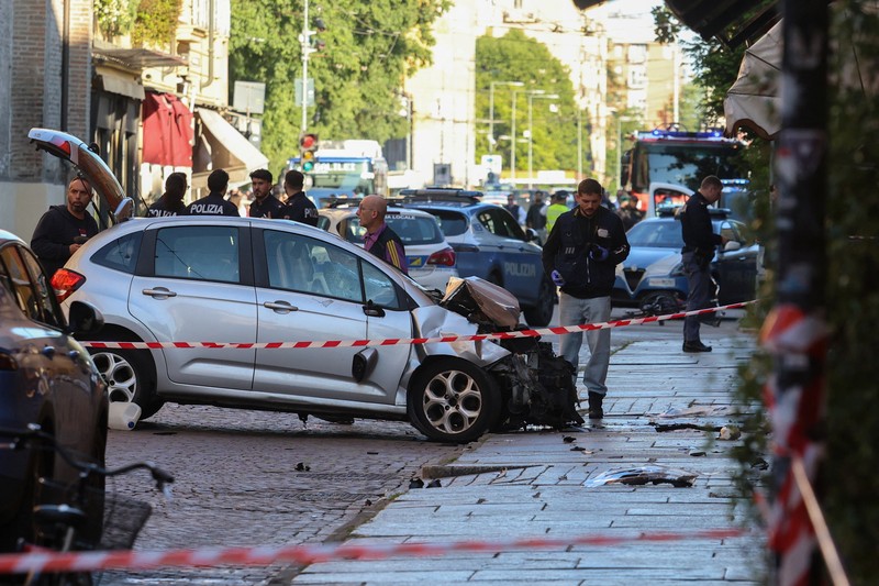 Polisi melakukan penyelidikan di lokasi kejadian setelah beberapa orang terluka ketika sebuah mobil menabrak pejalan kaki di pusat kota Modena, Italia utara, 16 Mei 2026. (REUTERS/Stringer)