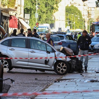 Polisi melakukan penyelidikan di lokasi kejadian setelah beberapa orang terluka ketika sebuah mobil menabrak pejalan kaki di pusat kota Modena, Italia utara, 16 Mei 2026. (REUTERS/Stringer)