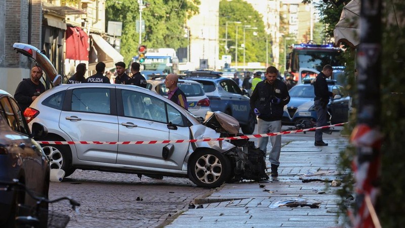 Polisi melakukan penyelidikan di lokasi kejadian setelah beberapa orang terluka ketika sebuah mobil menabrak pejalan kaki di pusat kota Modena, Italia utara, 16 Mei 2026. (REUTERS/Stringer)