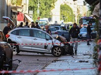Polisi melakukan penyelidikan di lokasi kejadian setelah beberapa orang terluka ketika sebuah mobil menabrak pejalan kaki di pusat kota Modena, Italia utara, 16 Mei 2026. (REUTERS/Stringer)
