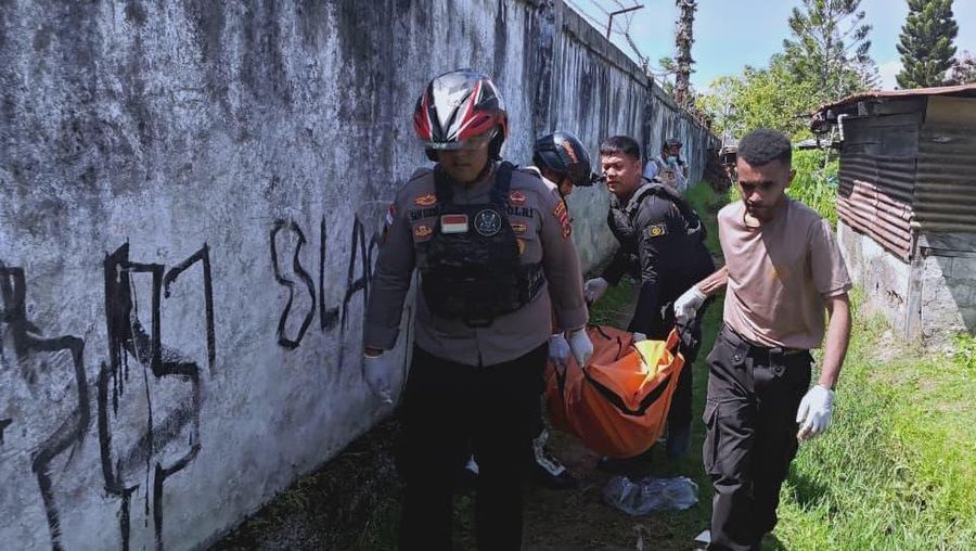 Polisi mengevakuasi korban tewas akibat perang antarsuku di Wamena, Jayawijaya.