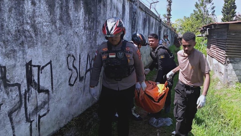 Polisi mengevakuasi korban tewas akibat perang antarsuku di Wamena, Jayawijaya.