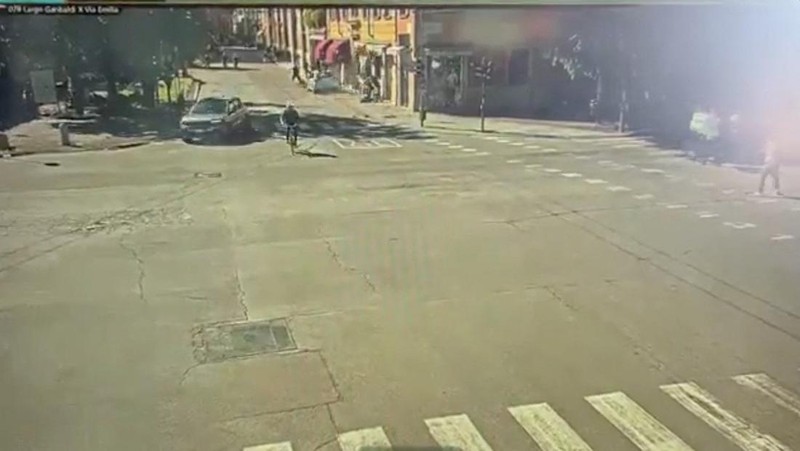 Rekaman CCTV menunjukkan sebuah mobil menabrak pejalan kaki di Modena, Italia pada 16 Mei 2026 dalam cuplikan video dari media sosial ini.