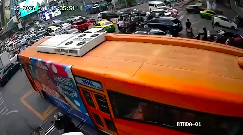 Rekaman CCTV yang beredar menunjukkan detik-detik kereta menghantam bus di perlintasan dekat stasiun Makkasan Airport Rail Link. Dalam video itu, kereta juga tampak menyeret beberapa kendaraan lain di sepanjang rel setelah tabrakan terjadi. (Tangkapan Layar Video Reuters/SOCIAL MEDIA)