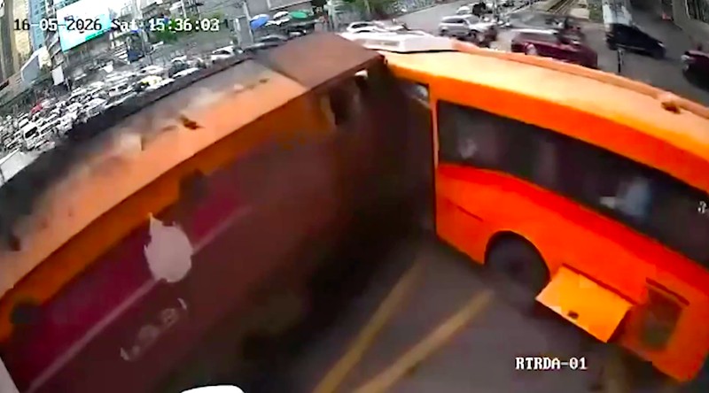 Rekaman CCTV yang beredar menunjukkan detik-detik kereta menghantam bus di perlintasan dekat stasiun Makkasan Airport Rail Link. Dalam video itu, kereta juga tampak menyeret beberapa kendaraan lain di sepanjang rel setelah tabrakan terjadi. (Tangkapan Layar Video Reuters/SOCIAL MEDIA)