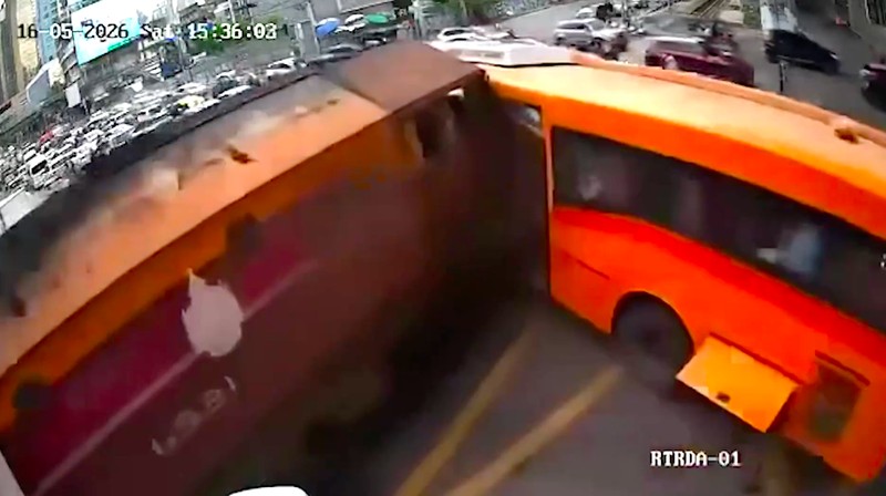 Rekaman CCTV yang beredar menunjukkan detik-detik kereta menghantam bus di perlintasan dekat stasiun Makkasan Airport Rail Link. Dalam video itu, kereta juga tampak menyeret beberapa kendaraan lain di sepanjang rel setelah tabrakan terjadi.