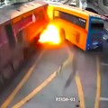 Rekaman CCTV yang beredar menunjukkan detik-detik kereta menghantam bus di perlintasan dekat stasiun Makkasan Airport Rail Link. Dalam video itu, kereta juga tampak menyeret beberapa kendaraan lain di sepanjang rel setelah tabrakan terjadi. (Tangkapa