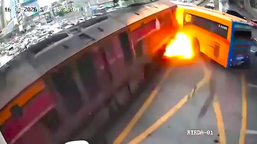 Rekaman CCTV yang beredar menunjukkan detik-detik kereta menghantam bus di perlintasan dekat stasiun Makkasan Airport Rail Link. Dalam video itu, kereta juga tampak menyeret beberapa kendaraan lain di sepanjang rel setelah tabrakan terjadi.