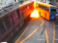 Rekaman CCTV yang beredar menunjukkan detik-detik kereta menghantam bus di perlintasan dekat stasiun Makkasan Airport Rail Link. Dalam video itu, kereta juga tampak menyeret beberapa kendaraan lain di sepanjang rel setelah tabrakan terjadi. (Tangkapa
