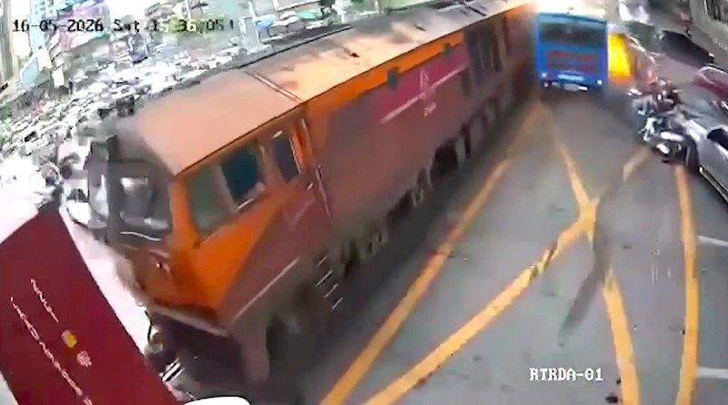 Rekaman CCTV yang beredar menunjukkan detik-detik kereta menghantam bus di perlintasan dekat stasiun Makkasan Airport Rail Link. Dalam video itu, kereta juga tampak menyeret beberapa kendaraan lain di sepanjang rel setelah tabrakan terjadi. (Tangkapan Layar Video Reuters/SOCIAL MEDIA)