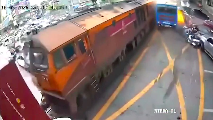 Rekaman CCTV yang beredar menunjukkan detik-detik kereta menghantam bus di perlintasan dekat stasiun Makkasan Airport Rail Link. Dalam video itu, kereta juga tampak menyeret beberapa kendaraan lain di sepanjang rel setelah tabrakan terjadi.