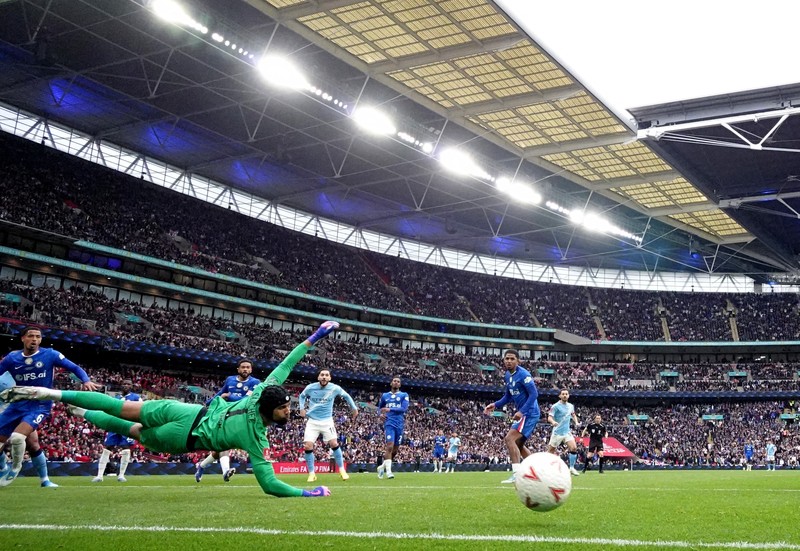 Para pemain dan staf Manchester City merayakan kemenangan dengan trofi Piala FA usai final melawan Chelsea FC di Stadion Wembley, Sabtu (16/5/2026). (Images via Reuters/Peter Cziborra)