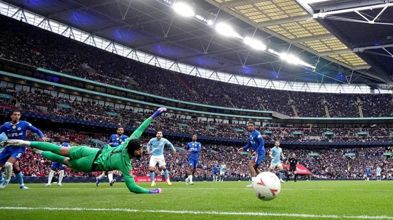 Robert Sanchez dari Chelsea FC berusaha menghalau bola saat Antoine Semenyo mencetak gol pertama untuk Manchester City pada final Piala FA di Stadion Wembley, Sabtu (16/5/2026).