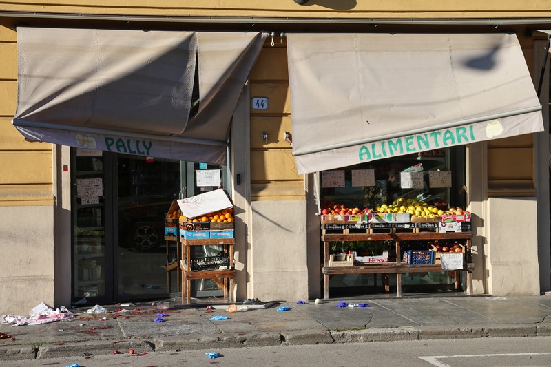 Polisi melakukan penyelidikan di lokasi kejadian setelah beberapa orang terluka ketika sebuah mobil menabrak pejalan kaki di pusat kota Modena, Italia utara, 16 Mei 2026. (REUTERS/Stringer)