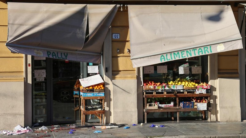 Sebuah toko kelontong yang rusak setelah beberapa orang terluka ketika sebuah mobil menabrak pejalan kaki di pusat kota Modena, Italia utara, 16 Mei 2026.