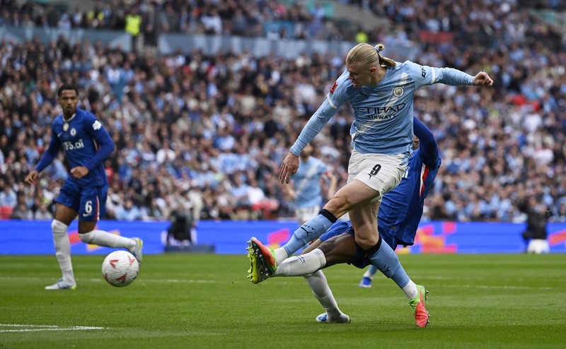 Para pemain dan staf Manchester City merayakan kemenangan dengan trofi Piala FA usai final melawan Chelsea FC di Stadion Wembley, Sabtu (16/5/2026). (Images via Reuters/Peter Cziborra)