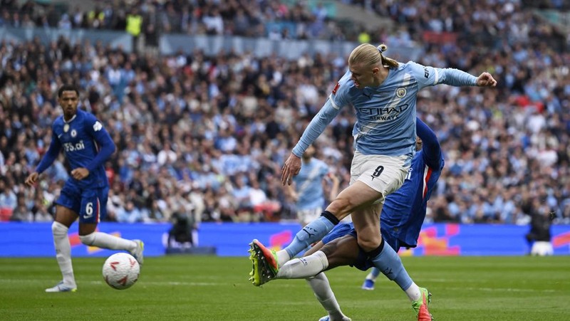 Sepak Bola - Piala FA - Final - Chelsea vs Manchester City - Stadion Wembley, London, Inggris - 16 Mei 2026. Tendangan Erling Haaland dari Manchester City ke gawang.