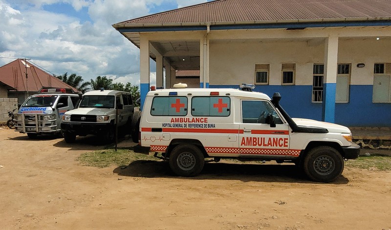 Seorang pria digendong keluar dari ambulans saat tiba di Rumah Sakit Rujukan Umum Bunia setelah dikonfirmasinya wabah Ebola yang melibatkan strain Bundibugyo di Bunia, provinsi Ituri, Republik Demokratik Kongo, 16 Mei 2026. (REUTERS/Victoire Mukenge)
