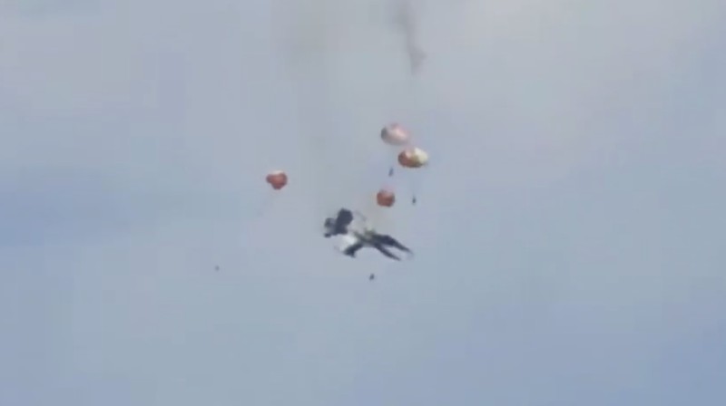 Dua jet tempur dilaporkan bertabrakan di udara saat melakukan demonstrasi dalam sebuah acara kedirgantaraan di negara bagian barat laut Idaho, Amerika Serikat (AS). Minggu (17/7/2026). (Tangkapan Layar Video/X)