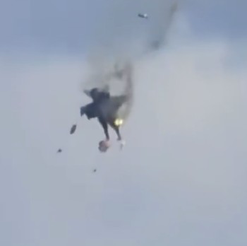 Detik-Detik Mencekam, 2 Jet Tempur Tabrakan di Langit