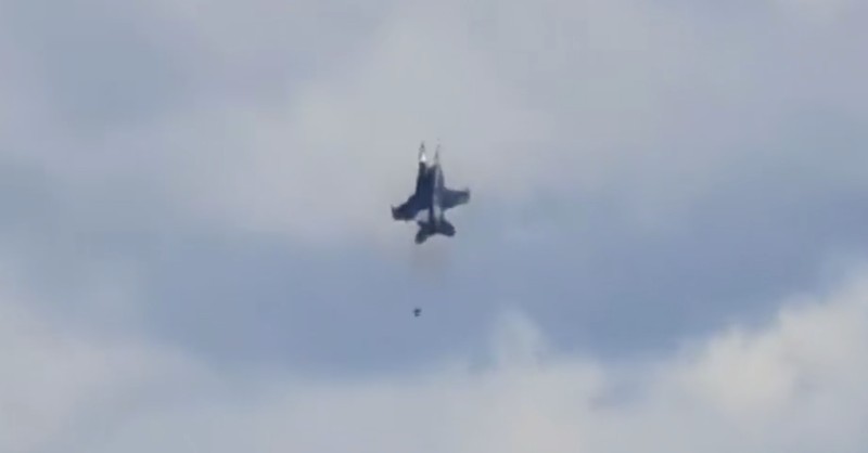 Dua jet tempur dilaporkan bertabrakan di udara saat melakukan demonstrasi dalam sebuah acara kedirgantaraan di negara bagian barat laut Idaho, Amerika Serikat (AS). Minggu (17/7/2026). (Henk Zuurbier/Handout via REUTERS)