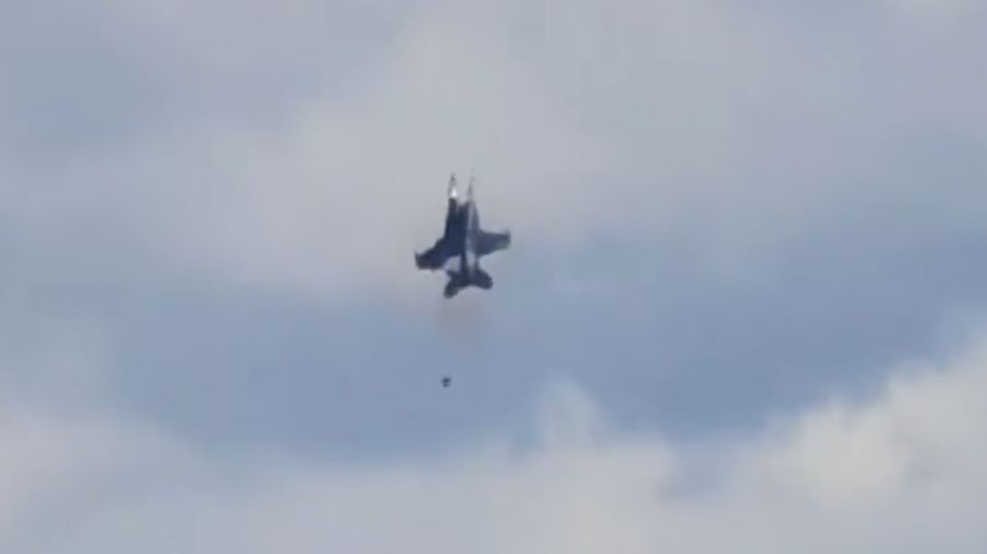 Dua jet tempur dilaporkan bertabrakan di udara saat melakukan demonstrasi dalam sebuah acara kedirgantaraan di negara bagian barat laut Idaho, Amerika Serikat (AS). Minggu (17/7/2026). (Tangkapan Layar Video/X)