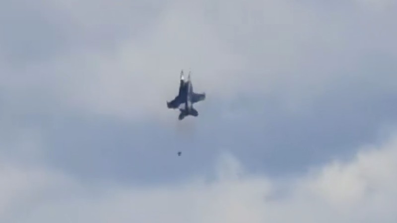 Dua jet tempur dilaporkan bertabrakan di udara saat melakukan demonstrasi dalam sebuah acara kedirgantaraan di negara bagian barat laut Idaho, Amerika Serikat (AS). Minggu (17/7/2026). (Tangkapan Layar Video/X)